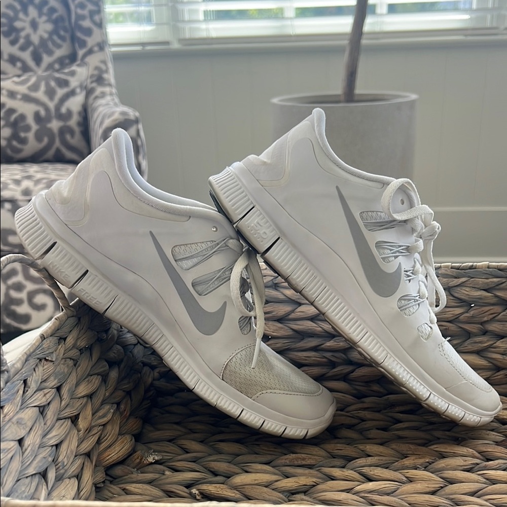 Women’s Nike Free 5.0 Bright White and Silver Athletic Sneakers Size 8!